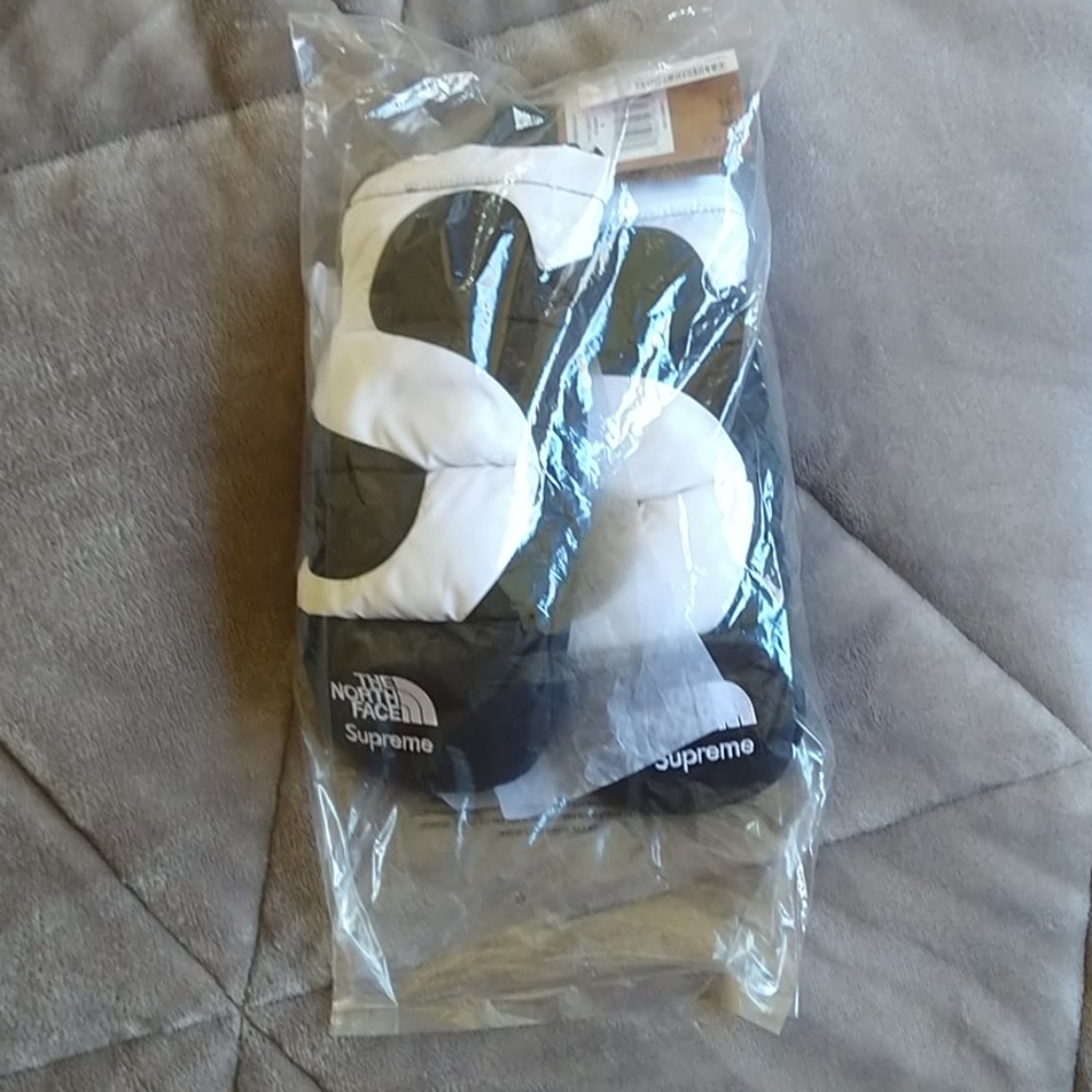 Supreme X North Face S Logo Nuptse Mitts